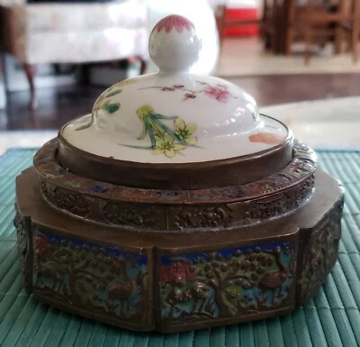 ANTIQUE CA 1890 CHINESE BRASS & HAND PAINTED PORCELAIN TEA CADDY - Image 1 of 4