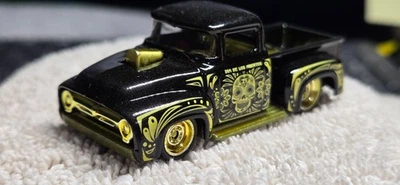 CAMIONETA FORD 56 PERSONALIZADA HOT WHEELS EN NEGRO CON BUJE DORADO PILOTOS REALES Foto 1 de 4