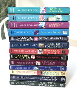 13 Valerie Wolzien Buch Lot ~ Susan Henshaw Serie ~ Cozy Mysteries PB - Bild 1 von 7
