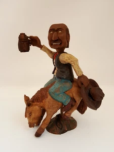 Arte popolare vintage legno intagliato a mano vecchio cowboy su mulo scultura whisky KK '85 - Foto 1 di 13