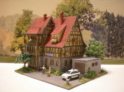 H0 Diorama HO 1:87 Fachwerkhaus Haus Polizei Klein Stadt Dorf patiniert - Bild 1 von 4