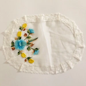 Vintage ovales besticktes Organza Deckchen Spitzenrand blau gelb Blumen 2 Größen Sie wählen - Bild 1 von 14