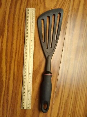 Espátula de pescado Norpro resistente al calor Foto 1 de 4