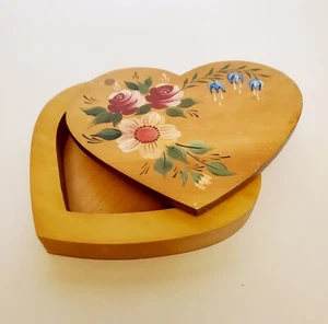 Caja de madera pintada a mano firmada en forma de corazón bisagra columpios flores abiertas 1995 6" x 5" - Imagen 1 de 7