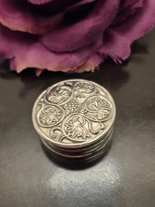 Zwei Sterling Silber Pillendosen. Prägedesign.  - Bild 1 von 9