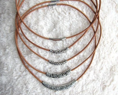 Damas \ Collar de cuero para hombre con barra de plata y broche de bayoneta. Foto 1 de 2