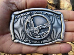 De colección OPERACIÓN CONJUNTA ESFUERZO Hebilla de cinturón OTAN Bosnia ONU Fuerza de las Naciones Unidas 1996 Paz RARO EN MUY BUEN ESTADO - Imagen 1 de 4