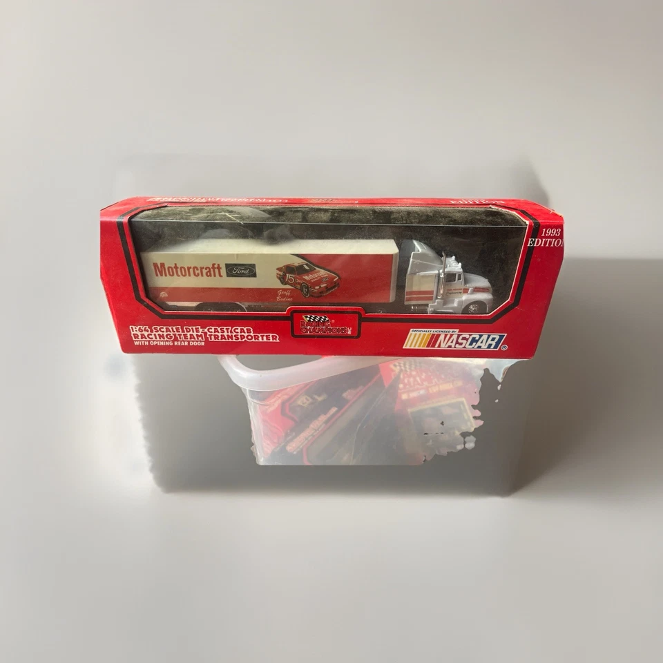 1992 年赛车冠军 1/64 NASCAR #15 Geoff Bodine Team Transporter #BX12 — 第 1/1 张图片