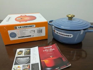 Le Creuset Signature Chambray 20 cm 2,75 qt Cocotte Ronde Dutch Oven mit Goldknopf - Bild 1 von 7