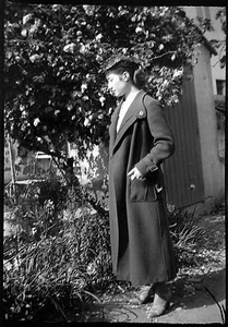 Jeune femme manteau chapeau jardin - Ancien négatif photo an. 1930 - Picture 1 of 1