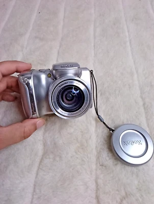 Kodak EasyShare Z612 6.1MP Digital Camera Silver W/Battery - UNTESTED - Image 1 of 4