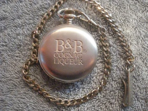 SELTENE VINTAGE SILBERFARBENE "B&B THE COGNAC LIQUER" QUARZ TASCHENUHR mit KETTE - Bild 1 von 5