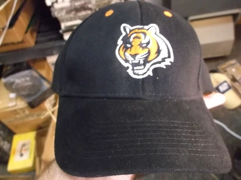 VERY NICE NFL GENUINE MERCHANDISE BASEBALL BALL CAP, CINCINNATI BENGALS, N/M Cover