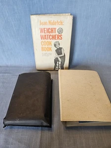 Vtg Lot Of Weight Watchers Guide Books Planners Cook Books Points Finder & More - Picture 1 of 15