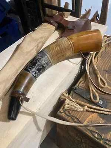 Cuerno de Guerra Vikingo - Trompeta de Batalla Cuerno de Buey Genuina 16" - Grabada a Mano Premium. - Imagen 1 de 4