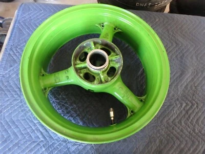 KAWASAKI ZX6R, ZZR 600 RUEDA TRASERA, LLANTA, PIEZA DE FABRICANTE ORIGINAL GARANTÍAE'D RECTA 26/10/21 Foto 1 de 4