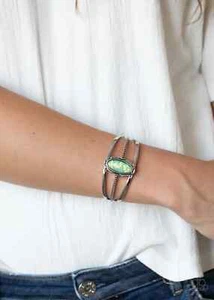 Brazalete Paparazzi "Piedra Sahara" Piedra Verde Brillante y Plata Decorativa - Imagen 1 de 2