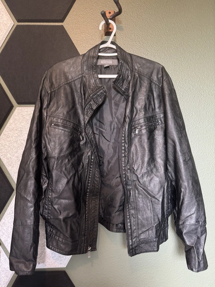 Chaqueta de motocicleta Kenneth Cole Reaction de cuero sintético para hombre negra talla L con cremalleras Foto 1 de 4
