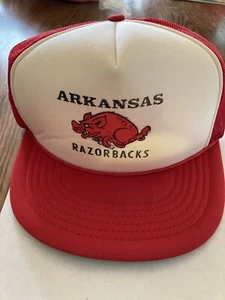 Vintage Arkansas Razorbacks rot & weiß Truckermütze *NEU* Mesh, Druckknopflasche - Bild 1 von 4
