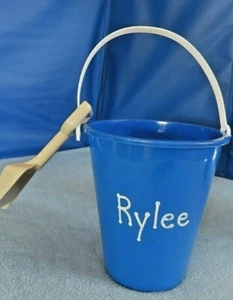 SPIELZEUG ODER OSTERKÖRBCHEN: EIMER mit Schaufel "Rylee" EIMER Sandkasten Pool Aufbewahrung NEU - Bild 1 von 12