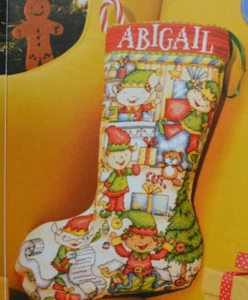 Solo tabla de punto de cruz - medias navideñas de los elfos de Santa Helpers - Imagen 1 de 1