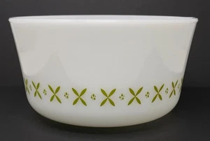 Anchor Hocking Fire King Milk Glass Green Daisy 9 Inch Mixing Bowl with Spout - Picture 1 of 15