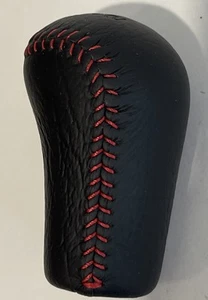 Mitsubishi MR657013 perilla de engranaje negra con costuras rojas Evo 5 6 6,5 TME OEM - Imagen 1 de 8