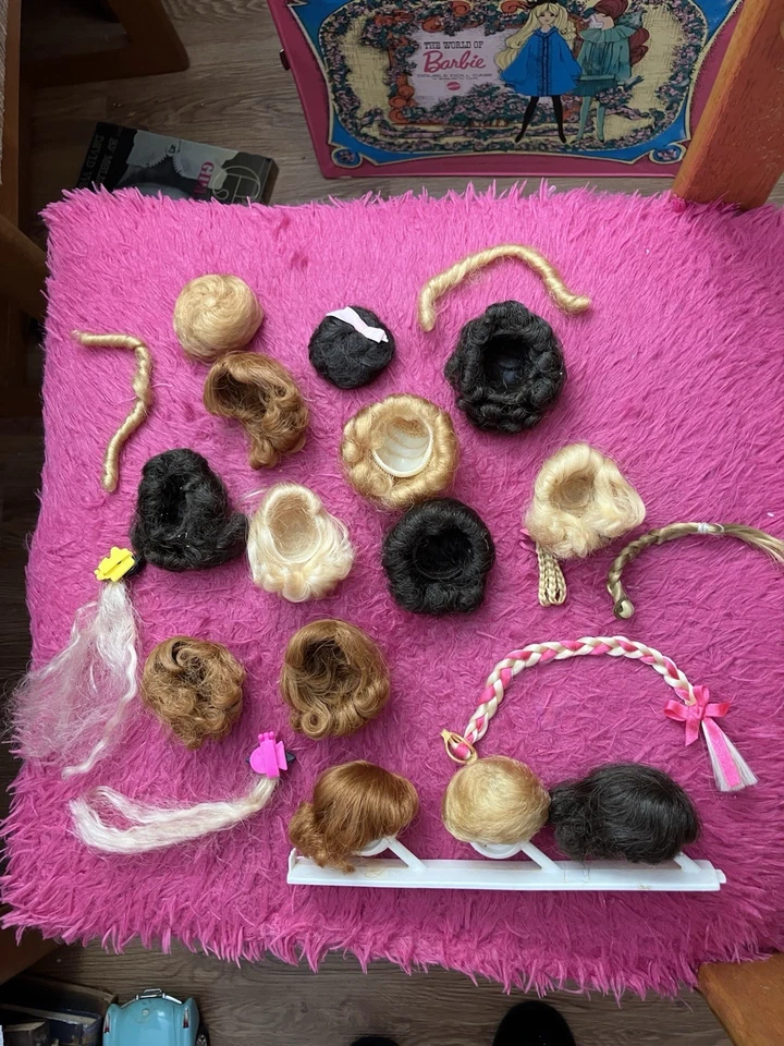 Moda Reina Barbie Vintage Pelucas, Soporte de Peluca y Piezas de Pelo Lote de 23 Piezas Foto 1 de 1