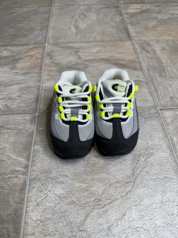 Zapato Nike Air Max 95 OG Neon TD Talla 5c Gris CZ0949-001 Usado  Foto 1 de 4