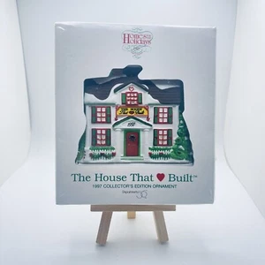 Homes For The Holidays 1997 "The House That ❤ Built Collector's Ornament dept 56 - Bild 1 von 2