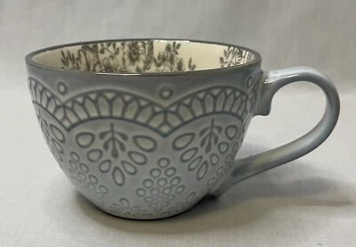 Taza de café Pfaltzgraff Gabriela gris encaje texturizado exterior interior floral Foto 1 de 4