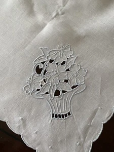 Wunderschöne Vintage Madeira bestickt 34" Quadrat Leinen Tischdecke mit Cutwork Blumenkorb - Bild 1 von 6