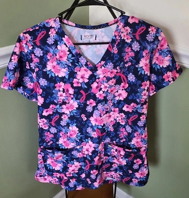 Blusa Médica Pequeña Rosa Koi Next Gen para Mujer Cuello en V Foto 1 de 3
