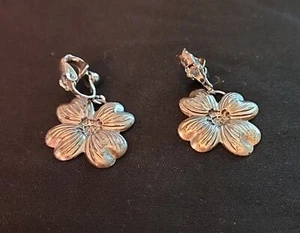 Vintage Silvertone Dogwood Blossom Clip On Earrings - Very Detailed - Gorgeous! - Picture 1 of 4