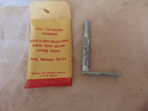 NOS R L Front Lower Vent Pivot 1952-54 Ford Merc Victoria Convertible LVP-205-RL - Foto 1 di 3