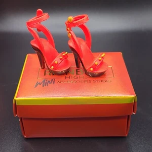Mini Zapatos de Estudio Rainbow High Accesorios - Tacones Tachonados Rubí (Rojo) Ultra Raros - Imagen 1 de 7