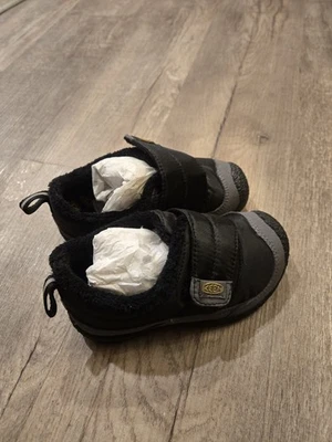 Keen Howser Low Wrap Black Toddler 9 Cozy winter Shoes  - Image 1 of 4