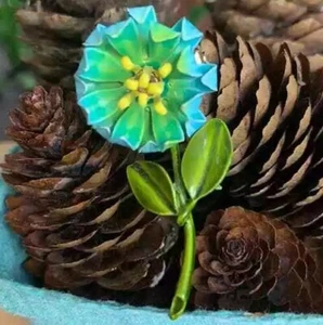 Vintage 60er Emaille Anstecknadel blaue Blume Gänseblümchen 2" Brosche - Bild 1 von 6