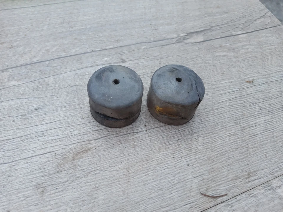 1983 Honda ATC 110 Botões de Borracha Tanque de Gasolina ATC110 TRIKE 125m Original Fabricante de Equipamento Original - Imagem 1 de 1