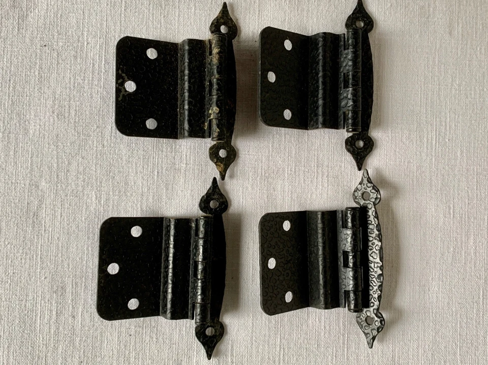 4 ~ ВИНТАЖНЫЕ КОЛОНИАЛЬНЫЕ ПЕТЛИ ~ 3/8 СМЕЩЕНИЕ ~ ЧЕРНЫЙ КОВАНЫЙ 3 1/4 «X 2 1/8» С ВИНТАМИ - Изображение 1 из 4