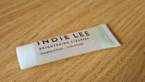 Limpiador iluminador Indie Lee lavado facial - Imagen 1 de 2
