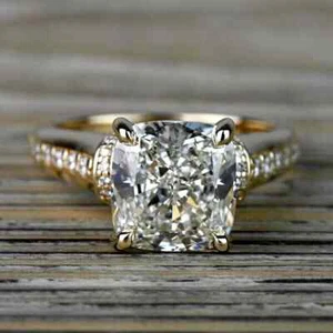 Conjunto de anillo de boda de moissanita VVS1 corte cojín de 4 quilates enchapado en oro amarillo de 14 quilates - Imagen 1 de 7