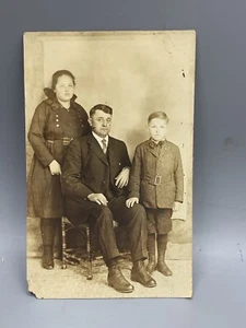 Foto postal real vintage RPPC B & W retrato familiar - década de 1900 3 1/2” X 5 1/2” - Imagen 1 de 6