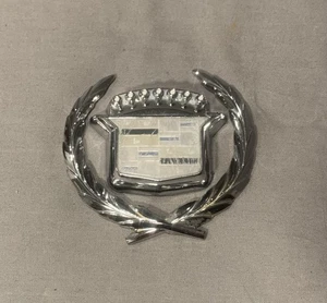 Cadillac Brougham 1980-1992 tapa maletero bloqueo cubierta escudo aleta emblema OEM - Imagen 1 de 9