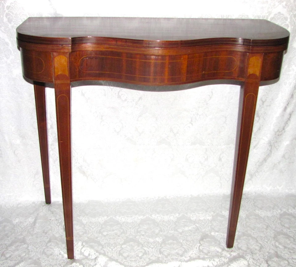 Antigua mesa de tarjetas federal americana de caoba alrededor de 1800 Foto 1 de 4