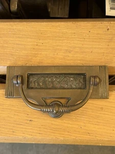 Llamador de puerta antiguo inglés de latón Art Nouveau con ranura para letras - Imagen 1 de 10