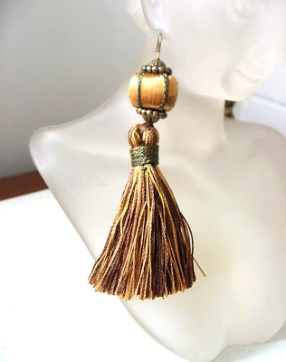 Pendientes Vanessa Mooney Oro Verde Oliva Navarro Cachemira Exótico Nite Dusters Nuevos con Etiquetas Foto 1 de 4