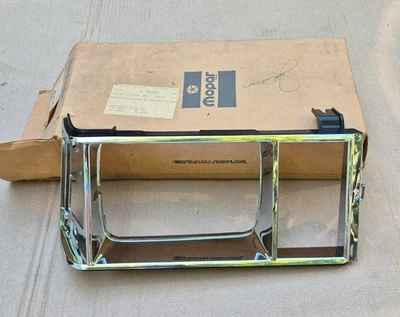 Dodge Aries Plymouth Reliant 1982-1984 nuevo en stock MoPar bisel de faro derecho Foto 1 de 4