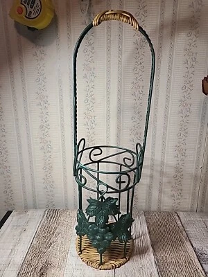 Porta vino de metal y mimbre con tres hojas y uvas en la parte delantera Foto 1 de 4