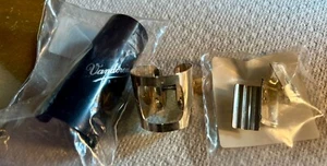 NEAR MINT VANDOREN OPTIMUM Bb CLARINET LIGATURE WITH MINT PLATES AND CAP - Picture 1 of 3